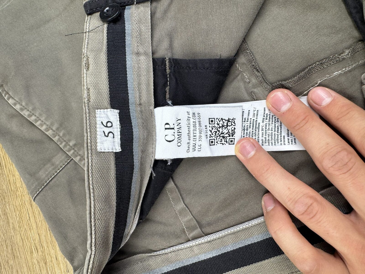C.P. Company Lens Detail Cargo Shorts - Grey - 56